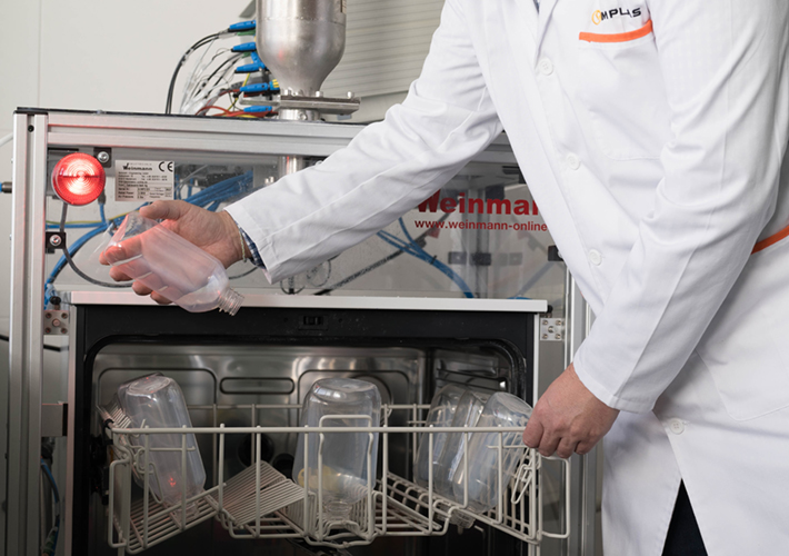 Foto AIMPLAS desarrolla nuevas botellas biobasadas y biodegradables para los laboratorios de control del agua potable que reduzcan el impacto ambiental.